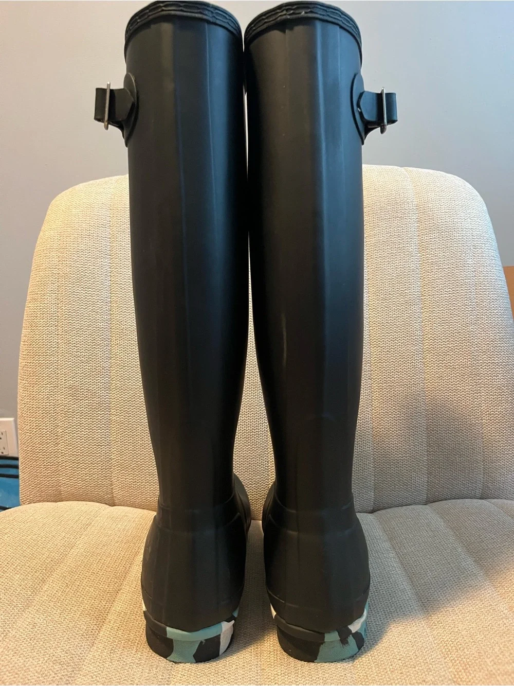 Hunter woman’s tall black rubber rain boots camo splash soles size 8